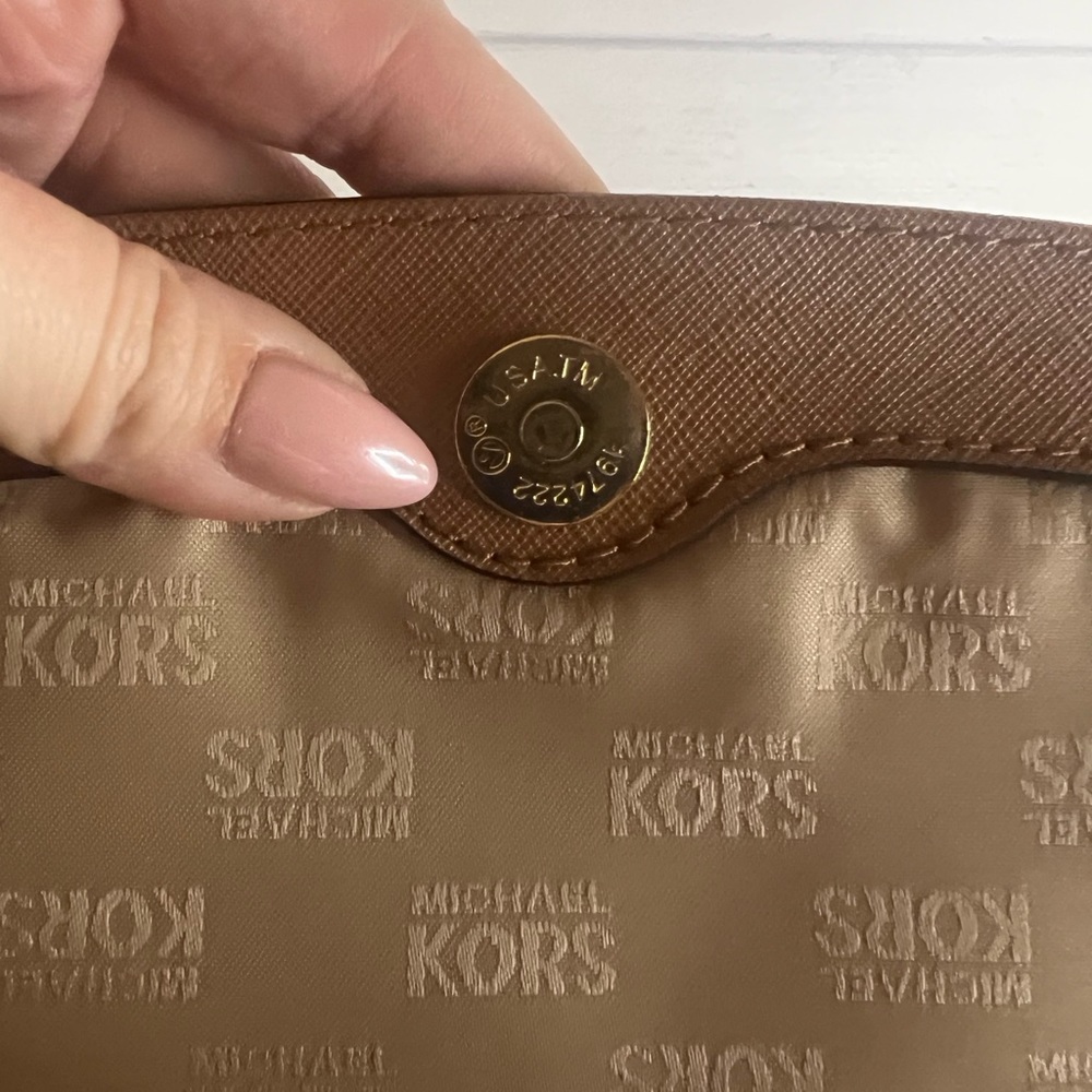 Michael Kors Crossbody, pebble, leather snap closure color acorn/ brown - Picture 15 of 16